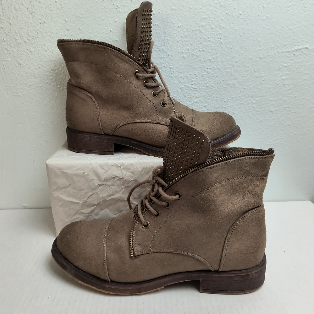 Tan Studded Combat Boots Rounded Toe Size 10M Lace Up